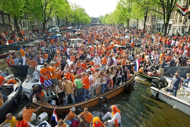 PRETTY YOUNG THING - KINGSDAY BOATPARTY (ONBEPERKT DRINKEN)